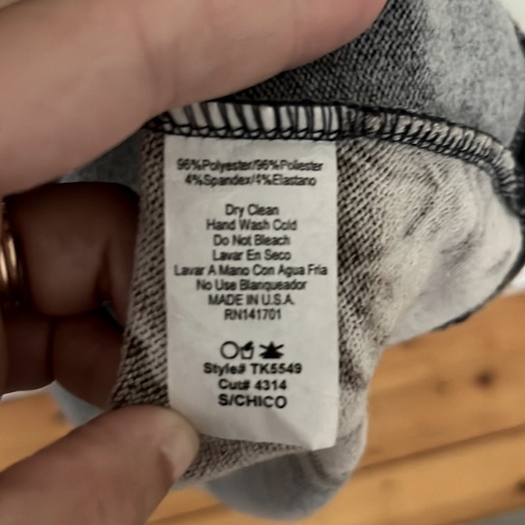 143 Story by Line Up Open Shoulder Top Size Small - Picture 6 of 6